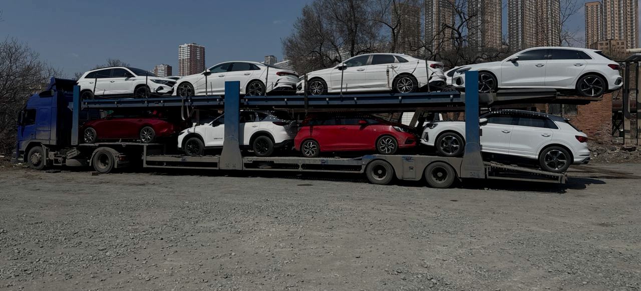 Автовоз InCars с автомобилями для клиентов